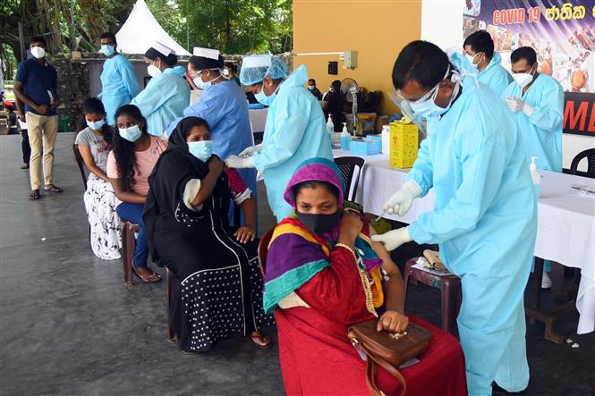 Tiêm vaccine ngừa COVID-19 cho người dân tại Colombo, Sri Lanka, ngày 23-7-2021. Ảnh: THX/TTXVN