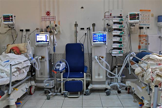 Indonesia ca lây nhiễm và tử vong mới cao nhất thế giới Điều trị cho bệnh nhân COVID-19 tại bệnh viện Farhat Hached ở thành phố Sousse, Tunisia ngày 21-7-2021. Ảnh: AFP/TTXVN