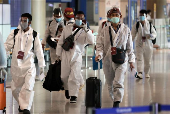 Indonesia ca lây nhiễm và tử vong mới cao nhất thế giới Du khách đeo khẩu trang và mặt nạ phòng dịch COVID -19 tại sân bay quốc tế Incheon, phía Tây Seoul, Hàn Quốc ngày 19-7-2021. Ảnh: YONHAP/TTXVN