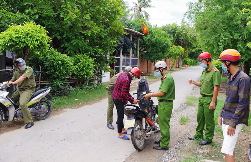 Công an huyện Thạnh Phú tuần tra, kiểm soát trên địa bàn. Ảnh: Nguyễn Đăng