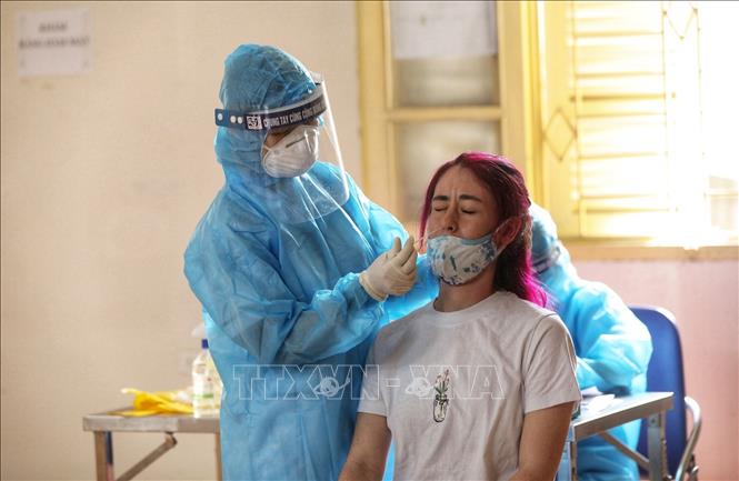 Trong ngày 24-7-2021, Việt Nam có thêm 2.047 bệnh nhân COVID-19 khỏi bệnh Lấy mẫu xét nghiệm cho người dân sàng lọc ca mắc COVID-19 trong cộng đồng. Ảnh: TTXVN