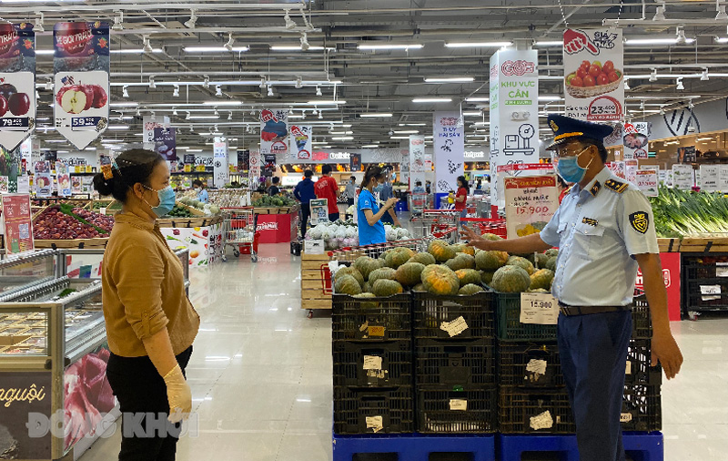 Lực lượng Quản lý thị trường tỉnh khảo sát tình hình cung ứng các mặt hàng thiết yếu tại siêu thị Go Bến Tre.