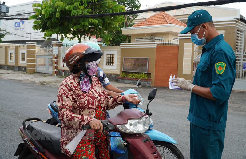 Tăng cường kiểm soát, xử lý nghiêm trường hợp vi phạm quy định giãn cách phòng dịch. Ảnh: Phan Hân