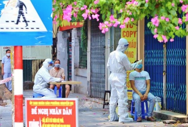 Sáng 26-7-2021, Việt Nam có 2.708 ca mắc mới COVID-19, thêm 77.967 liều vaccine được tiêm Lực lượng y tế quận Hai Bà Trưng (Hà Nội) lấy mẫu xét nghiệm cho người dân phố Tô Hiến Thành. Ảnh: Hoàng Hiếu/TTXVN