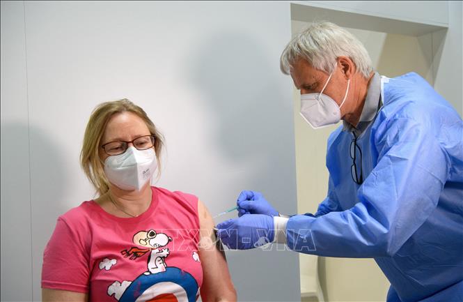 Các nước kêu gọi dân tiêm vaccine; Ca mắc, tử vong mới ở Indonesia cao nhất thế giới Tiêm vaccine COVID-19 cho người dân tại Berlin, Đức ngày 27-5-2021. Ảnh: AFP/TTXVN