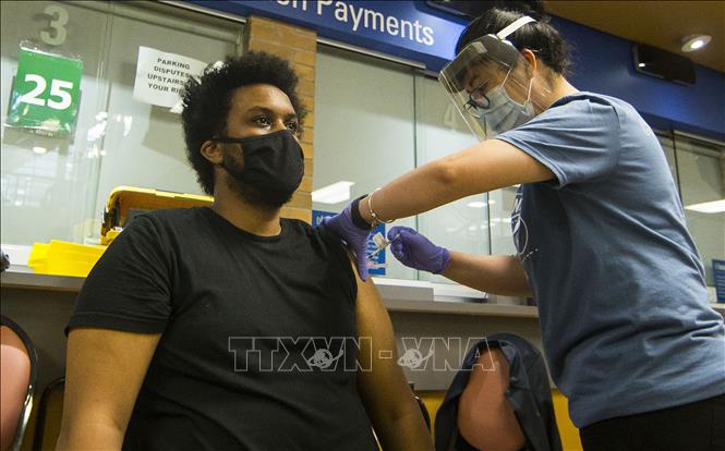 Các nước kêu gọi dân tiêm vaccine; Ca mắc, tử vong mới ở Indonesia cao nhất thế giới Nhân viên y tế tiêm vaccine ngừa COVID-19 cho người dân tại Toronto, Canada ngày 24-7-2021. Ảnh: THX/TTXVN