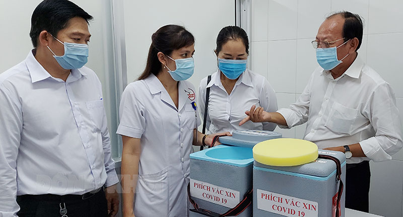 Thí điểm mở rộng cách ly F1 tại nhà an toàn Giám đốc Sở Y tế Ngô Văn Tán (bìa phải) kiểm tra công tác bảo quản vắc-xin phòng Covid-19 tại Bệnh viện Đa khoa Minh Đức. Ảnh: Phan Hân