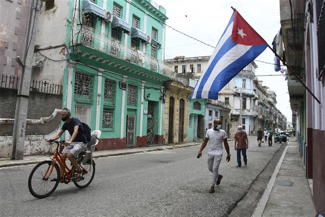 Cuba ca tử vong cao nhất từ đầu dịch; HĐBA tham vấn nghị quyết phân phối vaccine Người dân đeo khẩu trang phòng lây nhiễm COVID-19 tại La Habana, Cuba. Ảnh: THX/TTXVN