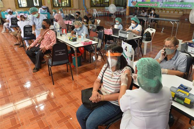 Cuba ca tử vong cao nhất từ đầu dịch; HĐBA tham vấn nghị quyết phân phối vaccine Một điểm tiêm vaccine ngừa COVID-19 tại Bangkok, Thái Lan. Ảnh: THX/TTXVN