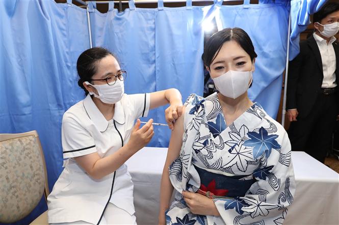 Cuba ca tử vong cao nhất từ đầu dịch; HĐBA tham vấn nghị quyết phân phối vaccine Tiêm vaccine ngừa COVID-19 tại Kobe, Nhật Bản. Ảnh: AFP/TTXVN