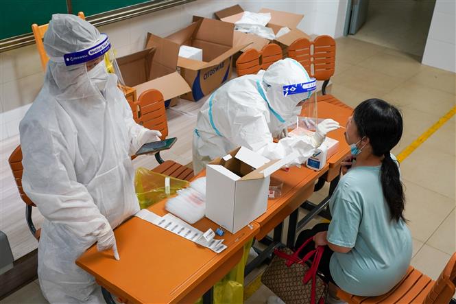 Cuba ca tử vong cao nhất từ đầu dịch; HĐBA tham vấn nghị quyết phân phối vaccine Nhân viên y tế lấy mẫu xét nghiệm COVID-19 cho người dân tại Nam Kinh, tỉnh Giang Tô, Trung Quốc, ngày 25-7-2021. Ảnh: THX/TTXVN