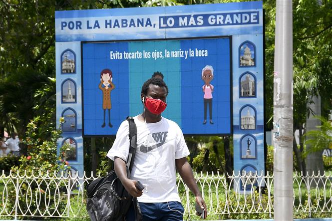 Cuba ca tử vong cao nhất từ đầu dịch; HĐBA tham vấn nghị quyết phân phối vaccine Người dân đeo khẩu trang phòng lây nhiễm COVID-19 tại La Habana, Cuba. Ảnh: THX/TTXVN