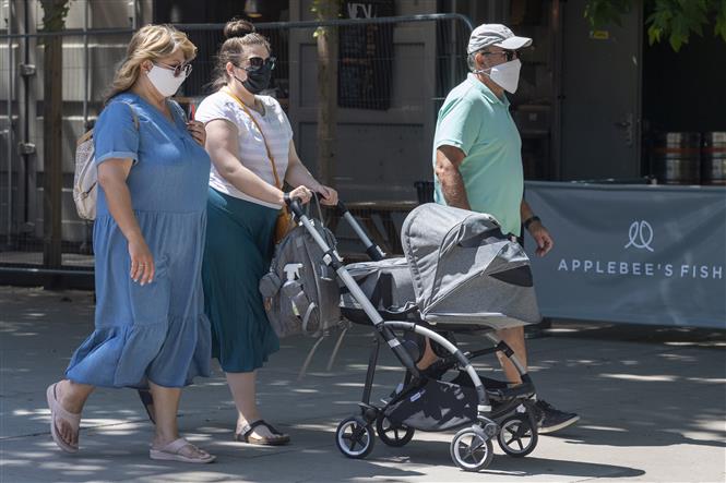 Cuba ca tử vong cao nhất từ đầu dịch; HĐBA tham vấn nghị quyết phân phối vaccine Người dân đeo khẩu trang phòng dịch COVID-19 tại London, Anh ngày 16-7-2021. Ảnh: THX/TTXVN