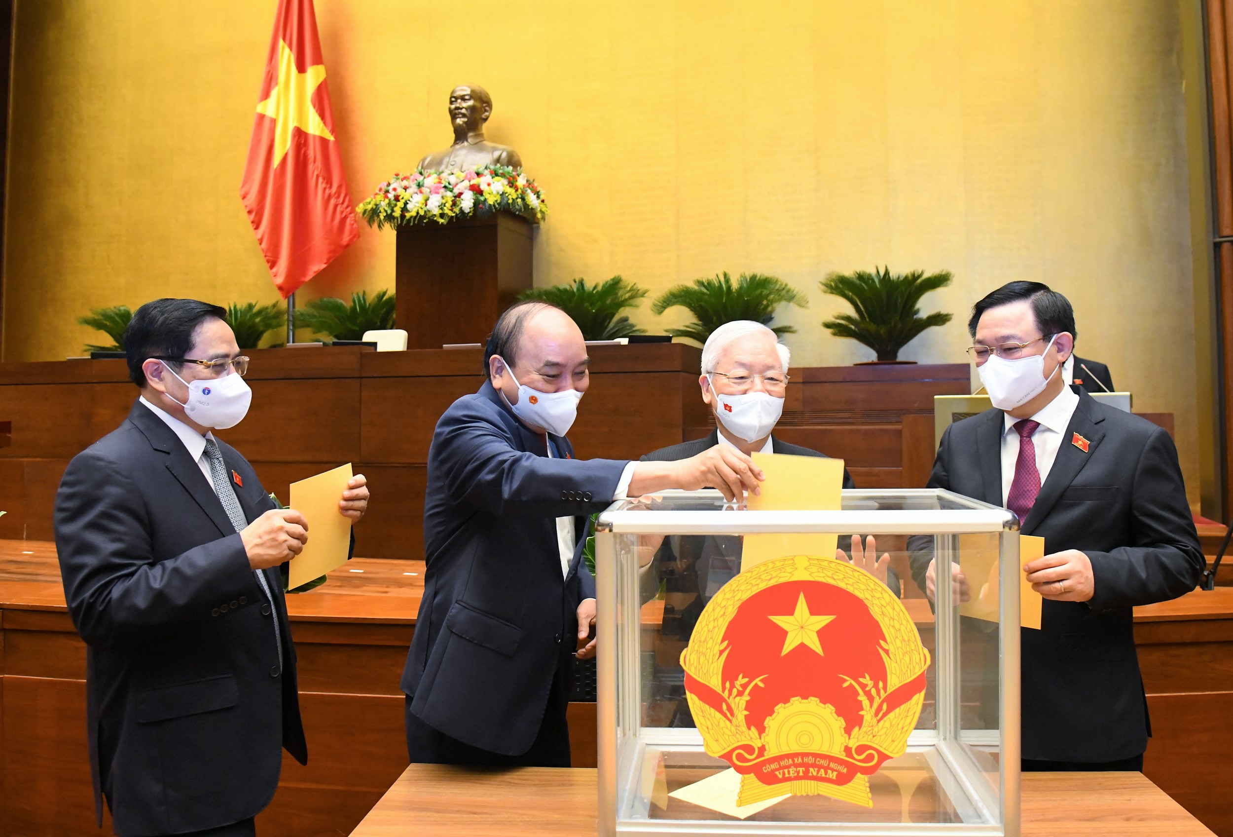 Các đồng chí lãnh đạo Đảng, Nhà nước bỏ phiếu bầu Chủ tịch nước sáng 26-7. Ảnh: VGP/Nhật Bắc