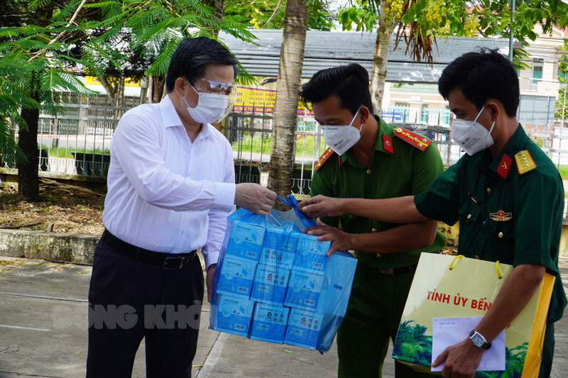 Ủy viên Trung ương Đảng - Bí thư Tỉnh ủy Lê Đức Thọ thăm, tằng quà lực lượng điểm cách ly tập trung Trường THCS Tân Thạch.