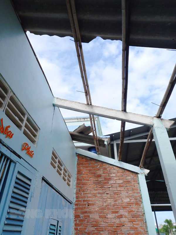 Tiếp tục có mưa to, kèm giông lốc gây thiệt hại nhiều nhà cửa Giông lốc làm tốc mái nhà ở xã Bảo Thạnh, huyện Ba Tri. Ảnh: Khánh Hoan