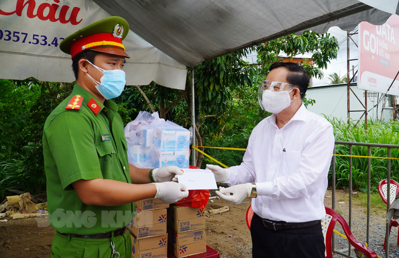 Chủ tịch UBND tỉnh Trần Ngọc Tam chốt xã Tân Hào.