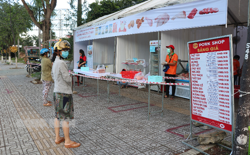 Giải pháp bán hàng lưu động của TP. Bến Tre Điểm bán hàng bình ổn của Công ty cổ phần Chăn nuôi C.P. Việt Nam - Chi nhánh đông lạnh Bến Tre tại xã Bình Phú.