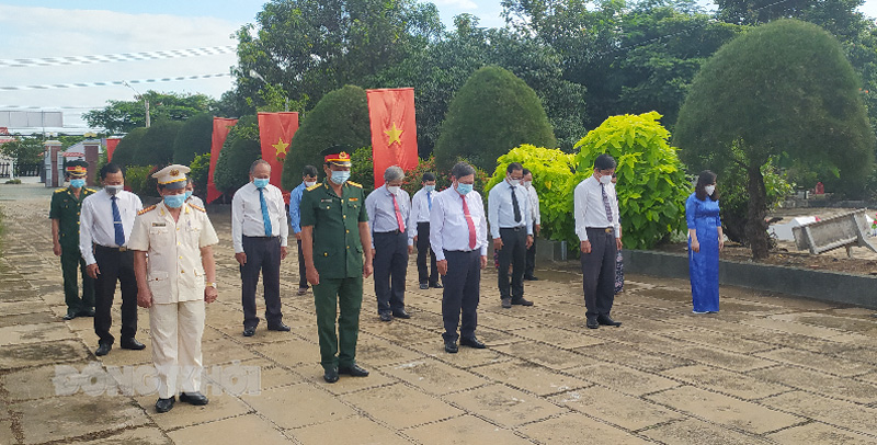 Lãnh đạo huyện dành 1 phút mặc niệm các anh hùng liệt sĩ. Ảnh: Sơn Tùng.