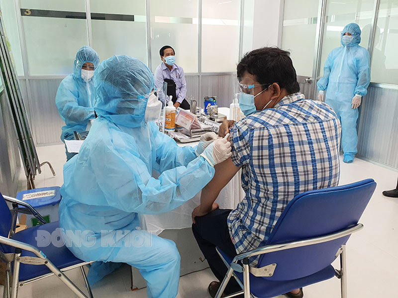 Đến 18 giờ ngày 27-7-2021, tỉnh không có ca mắc Covid-19 mới Cán bộ y tế Bệnh viện Đa khoa Minh Đức thực hiện tiêm chủng. Ảnh: Thanh Đồng