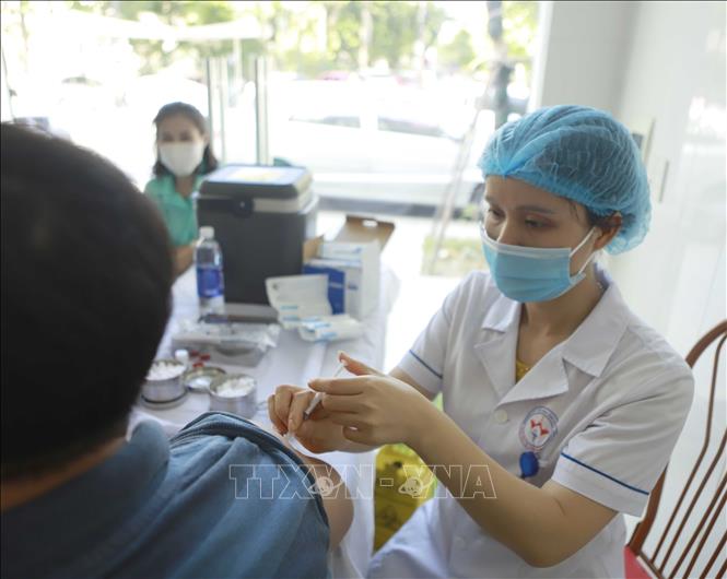 Tiêm vaccine phòng COVID-19 cho người dân. Ảnh: TTXVN