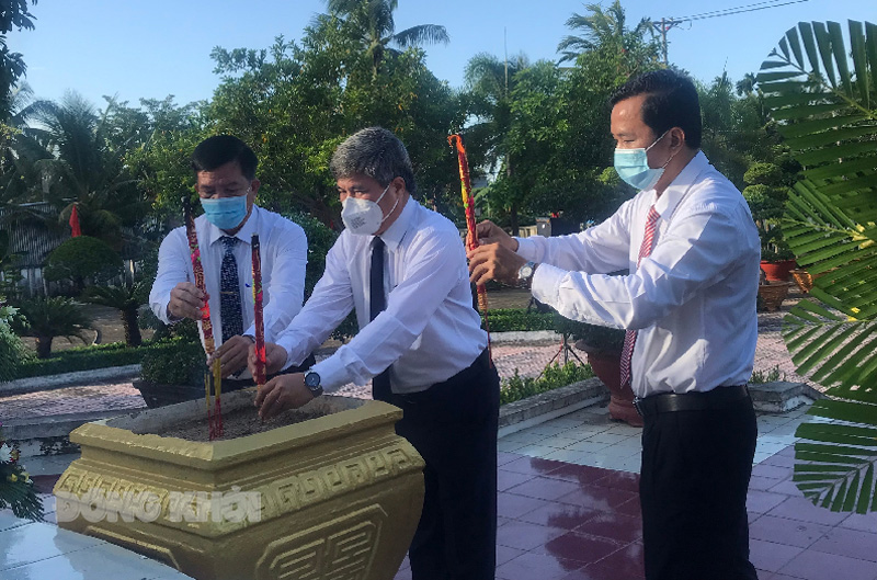 Lãnh đạo huyện dâng hương tưởng niệm anh linh các anh hùng liệt sĩ. Ảnh: Trúc Lan.