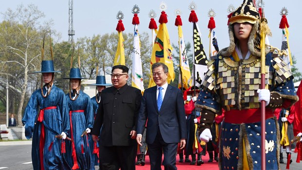 Hàn Quốc và Triều Tiên nối lại đường dây liên lạc qua biên giới Chủ tịch Triều Tiên Kim Jong-un và Tổng thống Hàn Quốc Moon Jae-in gặp thượng đỉnh. (Ảnh: New York Times)