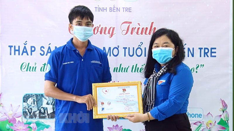 Phó bí thư Thường trực Tỉnh đoàn Lâm Như Quỳnh trao học bổng cho đoàn viên Nguyễn Thanh Đậm. Ảnh chụp màn hình.