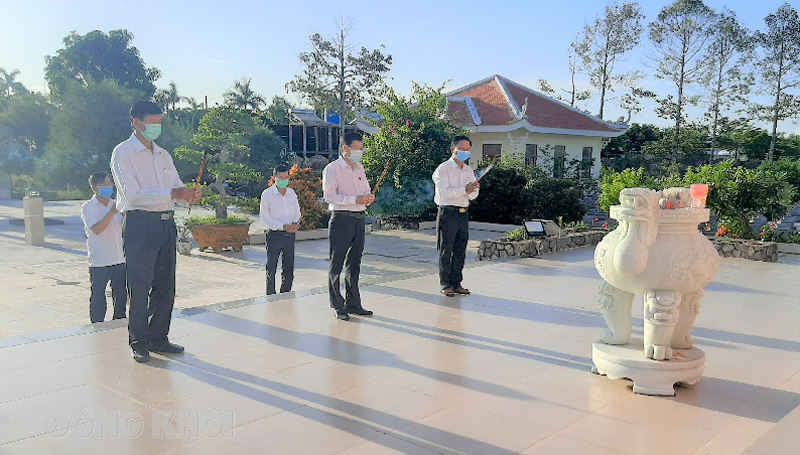 Lãnh đạo huyện thắp hương tưởng nhớ anh hùng liệt sĩ. Ảnh: Văn Minh.