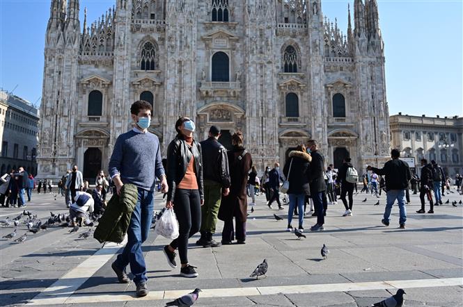 Người dân đeo khẩu trang phòng dịch COVID-19 tại Milan, Italy. Ảnh: AFP/TTXVN