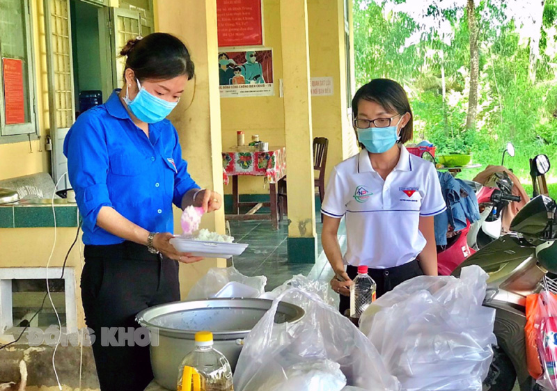 Đoàn viên xã Định Trung nấu cơm trong những ngày chưa vận động được Bếp ăn tự nguyện tại nhà người dân. Ảnh: Lê Đệ