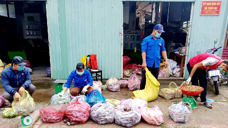 “Thương lái 0 đồng” giúp đỡ nhà nông Phân chia nông sản theo từng đơn hàng.