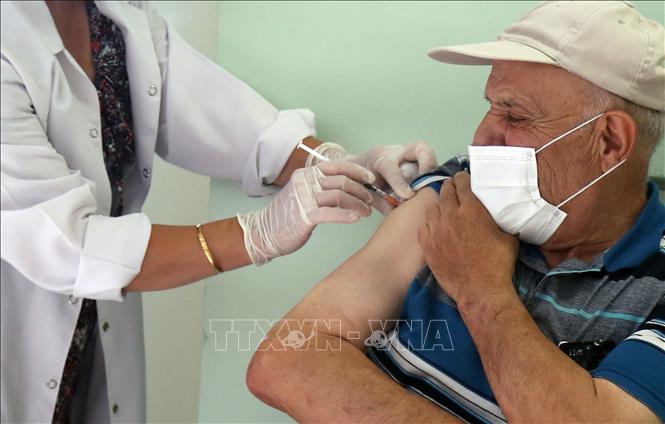 Mỹ có trên 79.000 ca mắc mới; Trung Quốc bùng ổ dịch ở Nam Kinh Tiêm vaccine COVID-19 tại Ankara, Thổ Nhĩ Kỳ, ngày 27-7-2021. ảnh: THX/TTXVN
