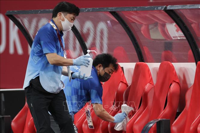 Mỹ có trên 79.000 ca mắc mới; Trung Quốc bùng ổ dịch ở Nam Kinh Nhân viên khử trùng ghế ngồi tại sân vận động ở Sapporo, Nhật Bản sau khi kết thúc một trận đấu bóng đá Olympic Tokyo 2020, ngày 22-7-2021. Ảnh: AFP/TTXVN