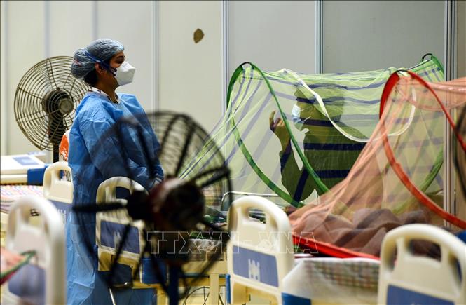 Mỹ có trên 79.000 ca mắc mới; Trung Quốc bùng ổ dịch ở Nam Kinh Bệnh nhân nhiễm COVID-19 được điều trị tại bệnh viện ở New Delhi, Ấn Độ, ngày 29-6-2021. Ảnh: THX/TTXVN