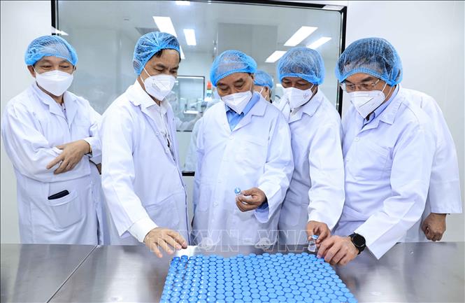 Chủ tịch nước Nguyễn Xuân Phúc thăm và làm việc tại Công ty cổ phần Công nghệ sinh học dược Nanogen. Ảnh: TTXVN