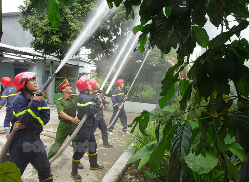 Thực tập phương án phòng cháy, chữa cháy tại khu dân cư phường An Hội, TP. Bến Tre. Ảnh: M. Thơ