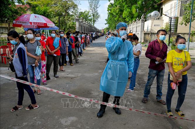 Campuchia phong tỏa 8 tỉnh giáp Thái Lan Người dân xếp hàng đợi tiêm chủng vaccine ngừa COVID-19 ở Phnom Penh, Campuchia. Ảnh: AFP/TTXVN