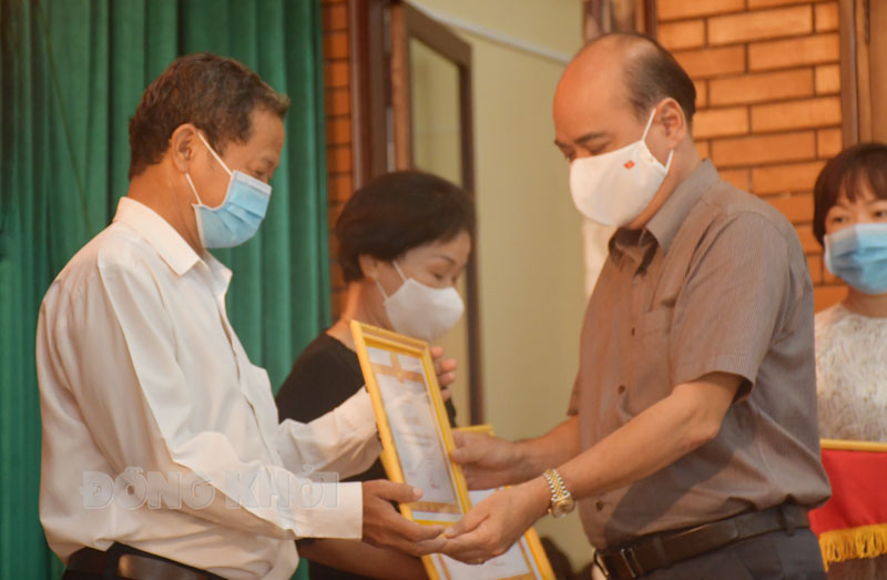 TP. Bến Tre quyết tâm hoàn thành chỉ tiêu Nghị quyết năm 2021 Bí thư Thành ủy TP. Bến Tre Nguyễn Văn Tuấn trao giấy khen cho các chi bộ đạt trong sạch, vững mạnh toàn diện.