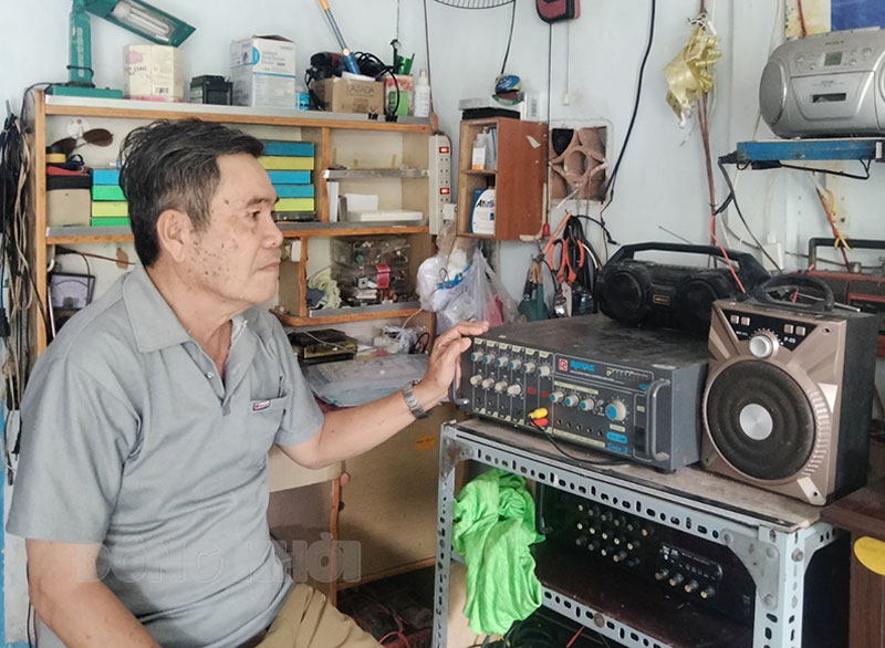 Đài Truyền thanh ấp Hòa Trung góp phần phòng chống Covid-19 Bác Hai Muồi trong một lần lên sóng phát thanh. (Ảnh tư liệu)