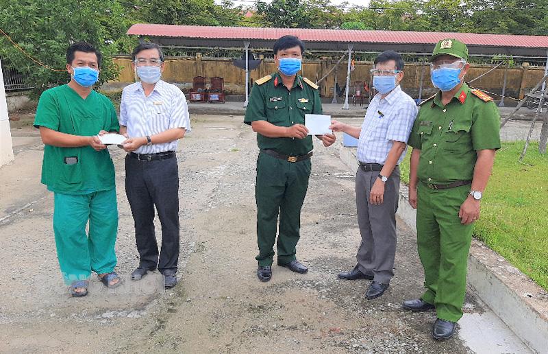 Trưởng ban Dân vận Tỉnh ủy Bùi Văn Bia và lãnh đạo huyện trao quà cho lực lượng làm nhiệm vụ.