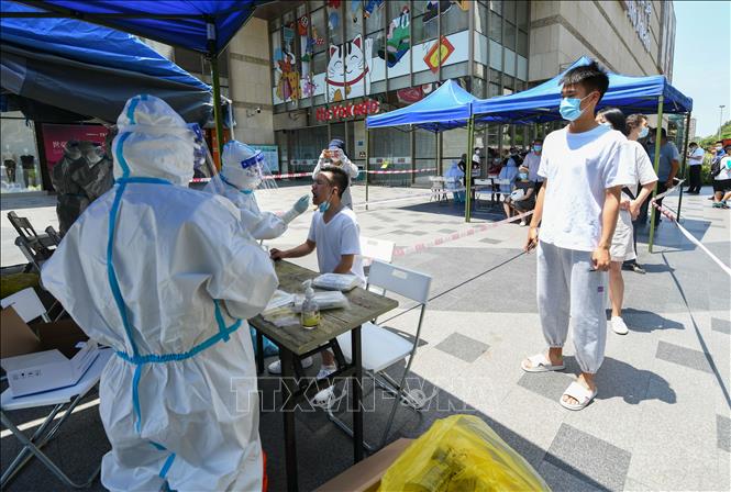 Mỹ có trên 79.000 ca mắc mới; Trung Quốc bùng ổ dịch ở Nam Kinh Nhân viên y tế lấy mẫu xét nghiệm COVID-19 cho người dân Trung Quốc ngày 28-7-2021. Ảnh: THX/TTXVN