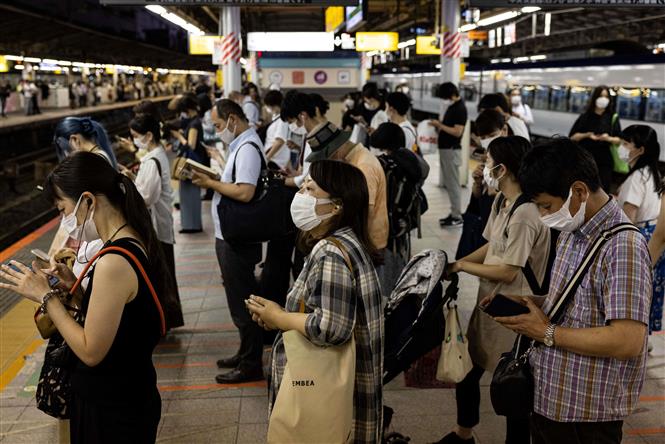 Người dân đeo khẩu trang phòng dịch COVID-19 tại Tokyo, Nhật Bản, ngày 17-7-2021. Ảnh: AFP/TTXVN