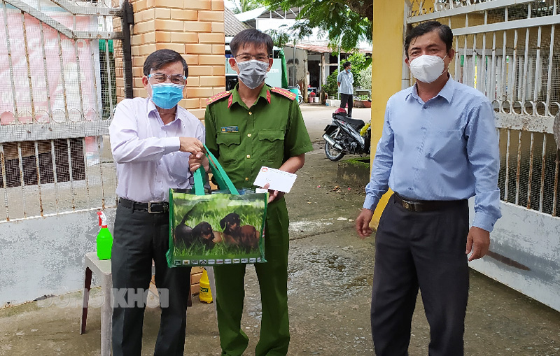 Trưởng ban Dân vận Tỉnh ủy Bùi Văn Bia tặng quà cho các chốt trực.