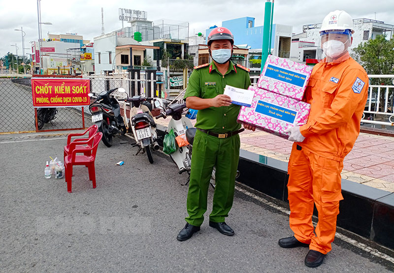 Ông Huỳnh Hiếu Thảo - Phó giám đốc Phụ trách Điện lực TP. Bến Tre tặng quà tại chốt kiểm soát cầu Bến Tre - phường An Hội.