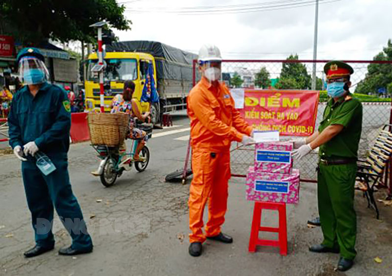 Ông Huỳnh Hiếu Thảo - Phó giám đốc Phụ trách Điện lực TP. Bến Tre tặng quà tại chốt kiểm soát cầu Mỹ Hóa - Phường 7.