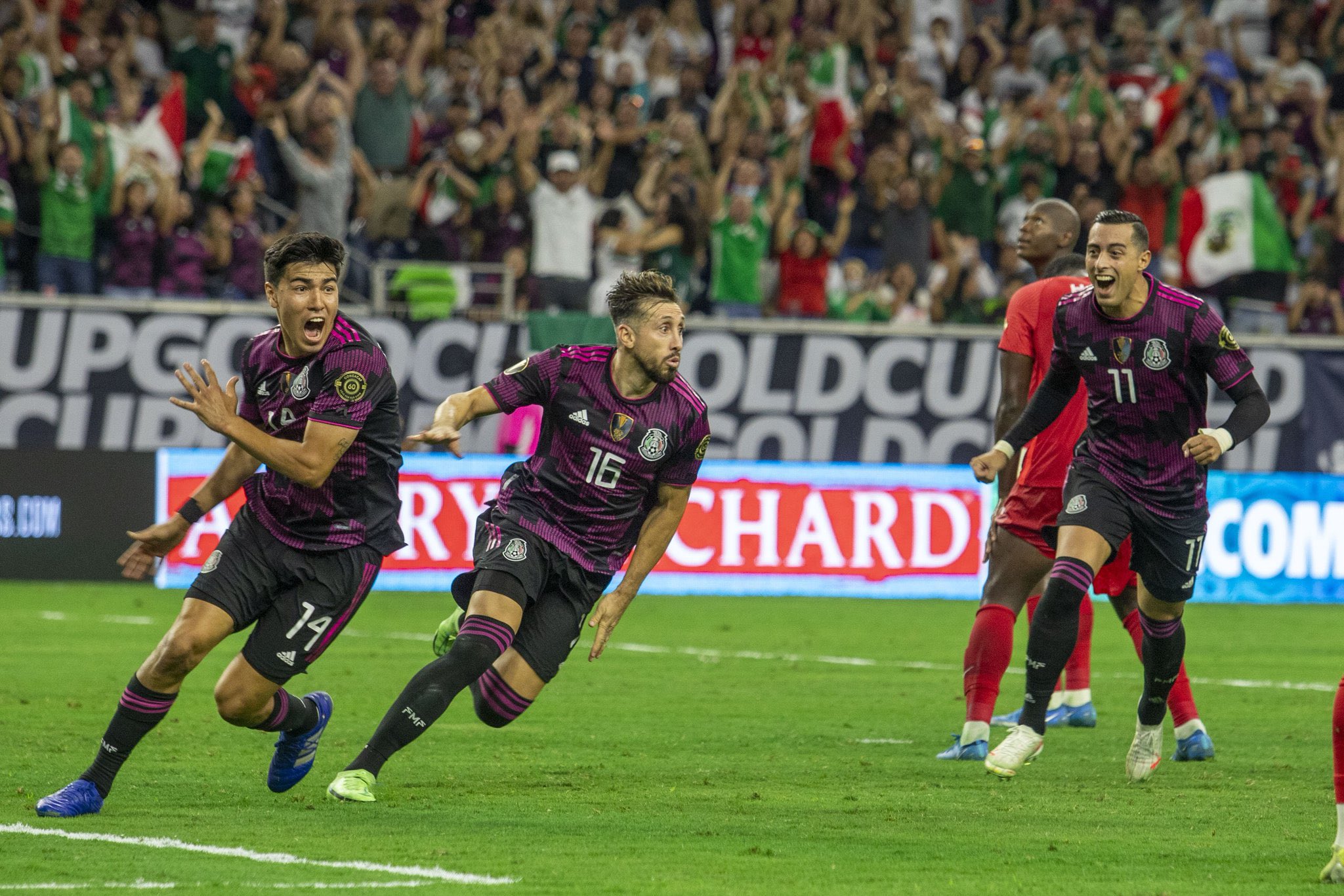 Mexico gặp Mỹ ở chung kết Gold Cup 2021 Niềm vui của cầu thủ Mexico sau khi Herrera (giữa) ghi bàn giúp đội nhà vào chung kết Gold Cup 2021