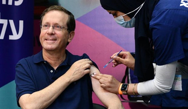 Tổng thống Herzog tiêm mũi thứ ba vaccine COVID-19. (Nguồn: haaretz.com)