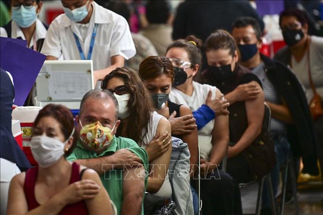 Người dân tại khu vực chờ sau khi tiêm vaccine phòng COVID-19 tại Mexico City, Mexico, ngày 6-7-2021. Ảnh: AFP/TTXVN