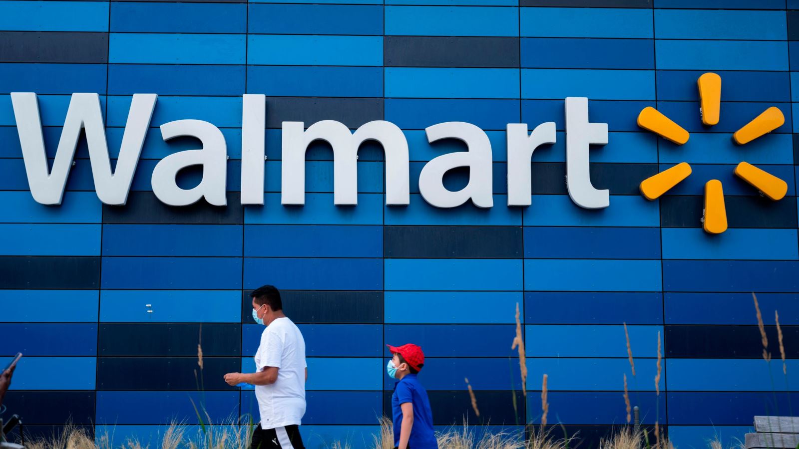 Phát hiện mới về biến thể Delta; Thế giới vượt 198 triệu ca mắc Walmart yêu cầu một số nhân viên đeo khẩu trang. Ảnh: KTLA